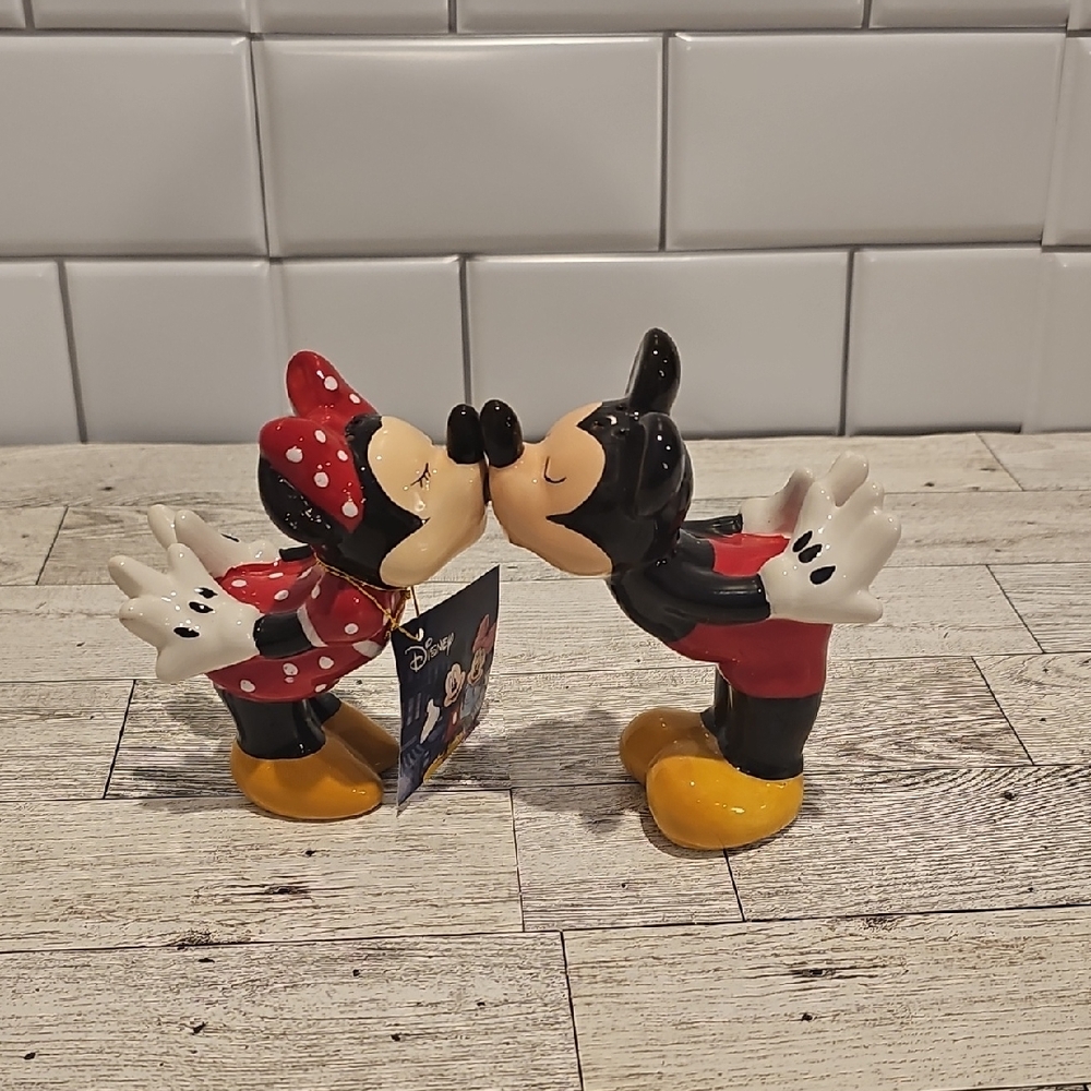 Disney Mickey and Minnie Kissing Salt And Pepper Shakers- New In Box